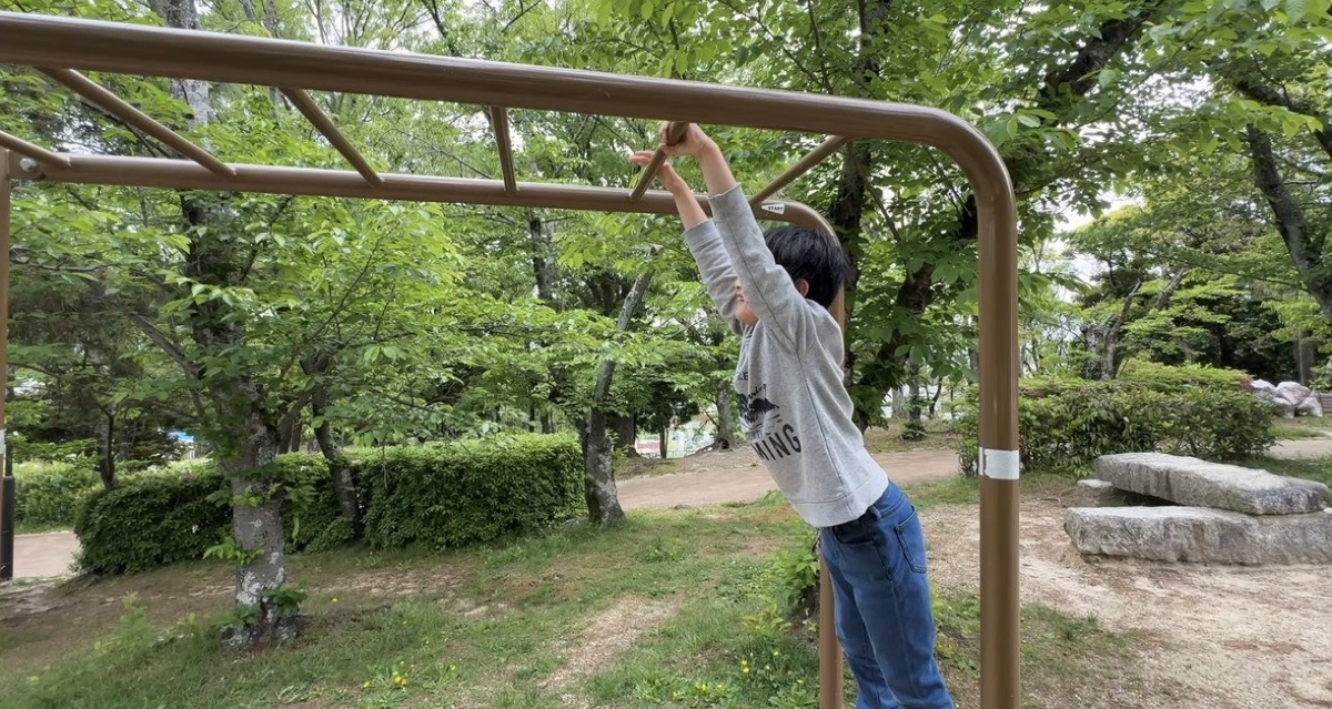 雲梯で練習する息子