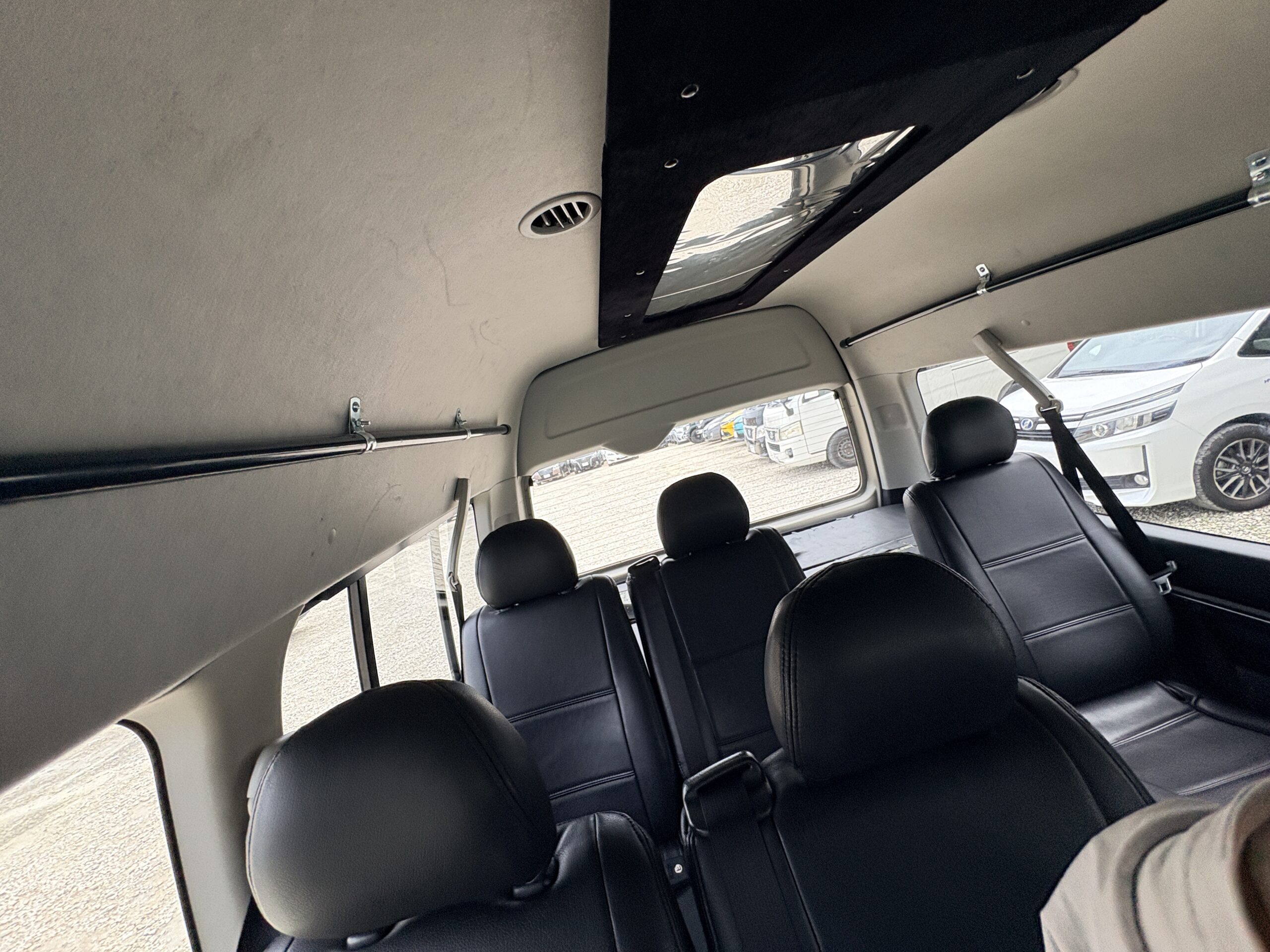 送迎バスの車内。黒レザーシートでゆったり！