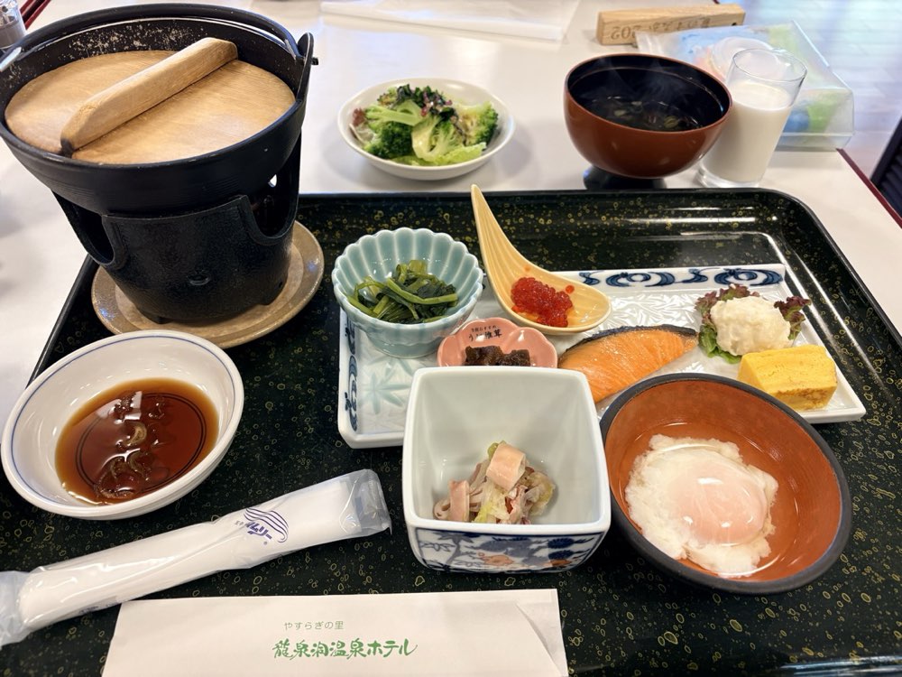 龍のすみかの朝食。湯豆腐、筋子、サーモン、温泉卵