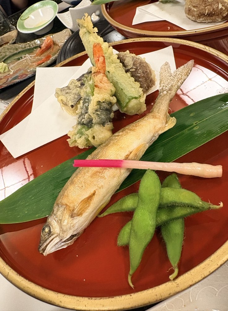 龍のすみかの夕食の天ぷらと川魚の塩焼き