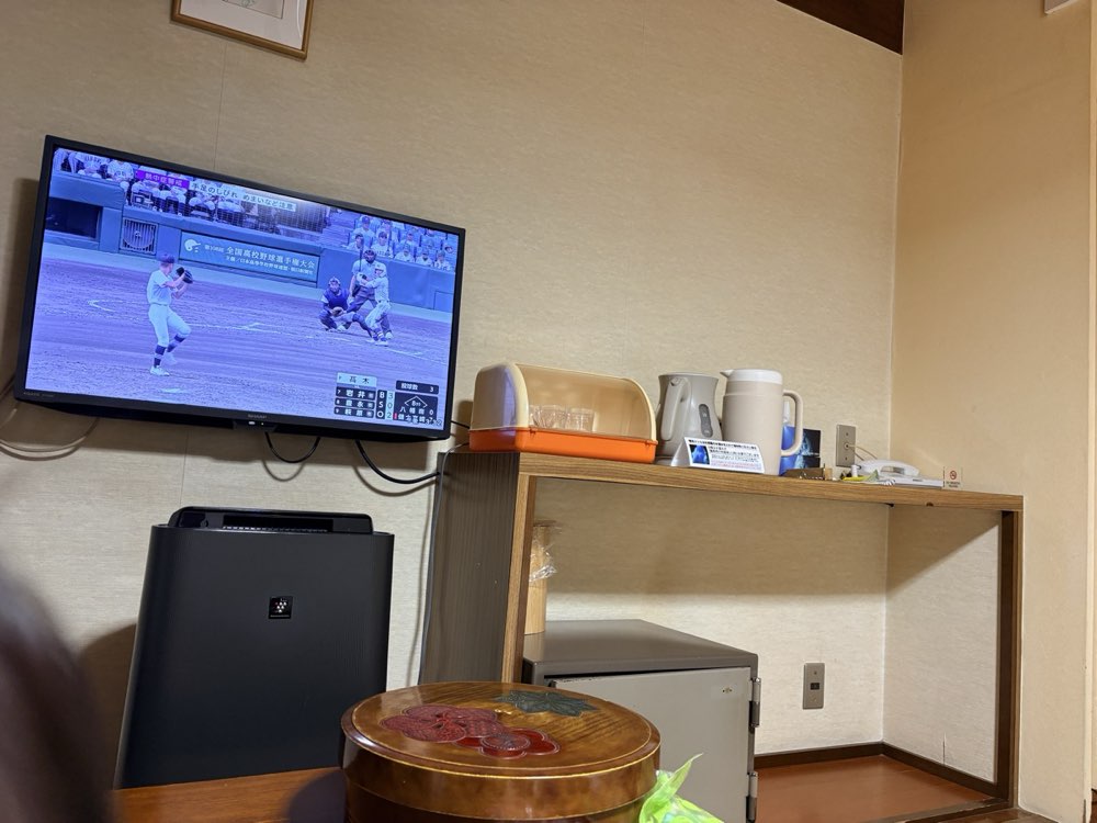龍のすみかの客室。テレビと冷蔵庫、ポット