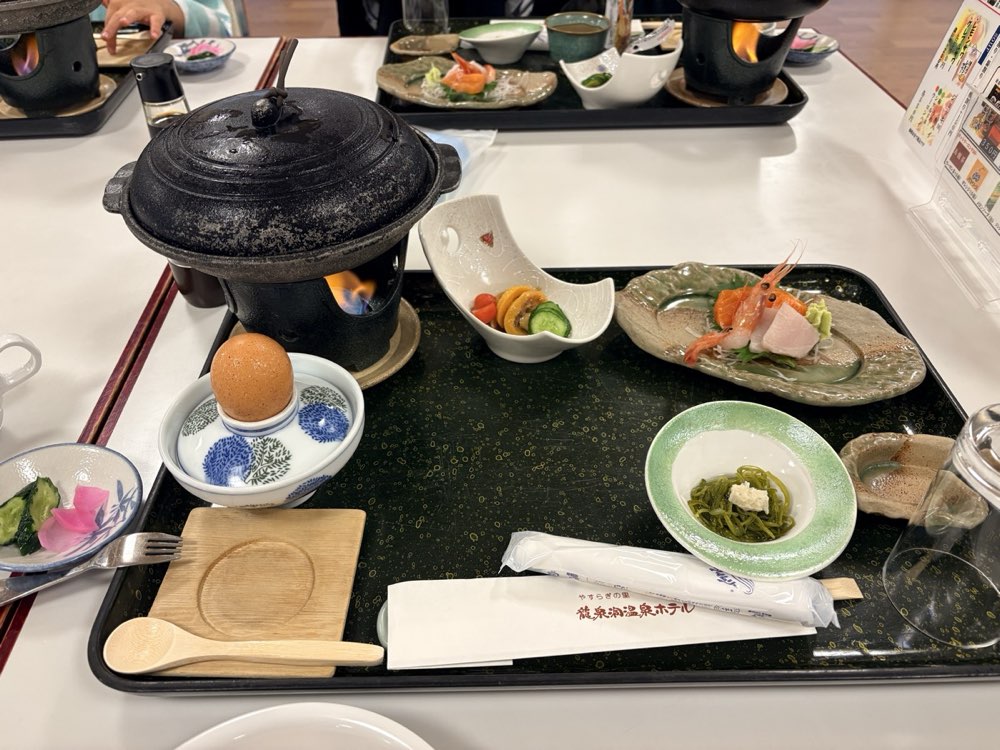 龍のすみかの夕食。陶板焼き、すき焼きの卵、お造り